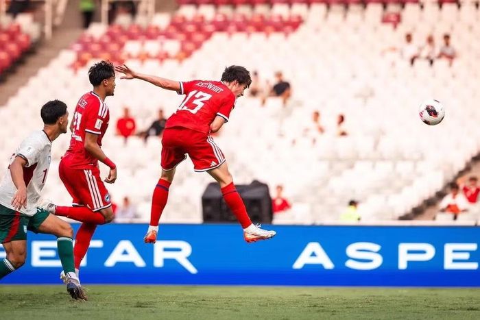  Harhys Stewart đánh đầu tung lưới Bangladesh, đưa Singapore vượt lên dẫn 1-0 