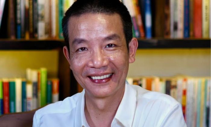 Kiến trúc sư, nhạc sĩ Nguyễn Vĩnh Tiến sáng lập viên nhóm thơ "Hoa lạ" năm 1992 với chủ trương đổi mới thơ, đi sâu vào những "phi lý", đề tài thường pha trộn giữa con người và hiện tượng, sự vật. Bên cạnh đó, nhóm thơ cũng đưa ra những bài thơ ngắn có tính tượng trưng và ẩn dụ.