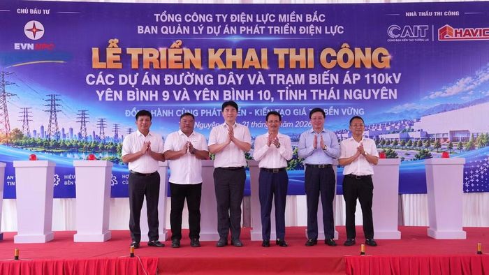 Các đại biểu chụp hình lưu niệm tại buổi lễ