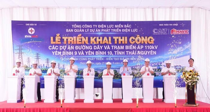 Các đại biểu thực hiện nghi thức triển khai thi công hai dự án Đường dây và Trạm biến áp 110kV Yên Bình 9 và Yên Bình 10