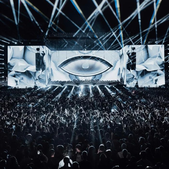 Argy và Adam Beyer lần đầu đưa hạng mục 3D mapping lên sân khấu trong chuyến lưu diễn tại Việt Nam.