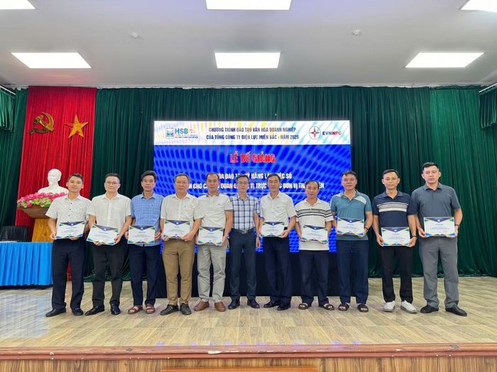 Lễ bế giảng các khóa đào tạo kỹ năng làm việc số cho cán bộ quản lý cấp 4 năm 2025.
