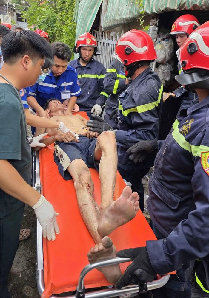 Nạn nhân được cứu ra khỏi căn nhà.