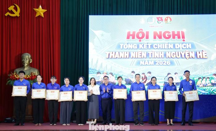 Tặng bằng khen các tập thể đã có thành tích xuất sắc trong tham gia Chiến dịch Thanh niên tình nguyện hè năm 2026. Ảnh: Trương Định