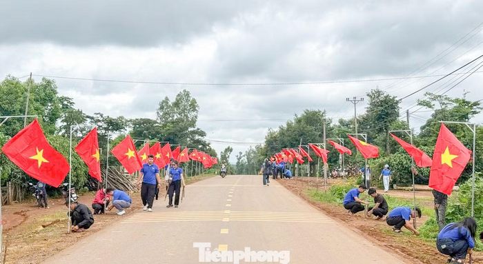 Tặng công trình Thanh niên thắp sáng vùng biên và triển khai đường cờ Thanh niên.
