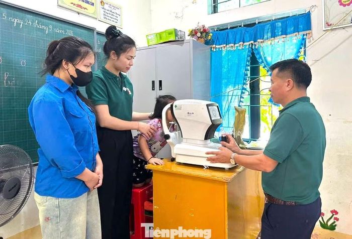 Với những trường hợp cần kiểm tra sâu hơn, các em được chỉ định siêu âm, chụp X-quang và thực hiện các nội dung cận lâm sàng phù hợp, qua đó có thêm cơ sở để theo dõi và điều trị kịp thời.