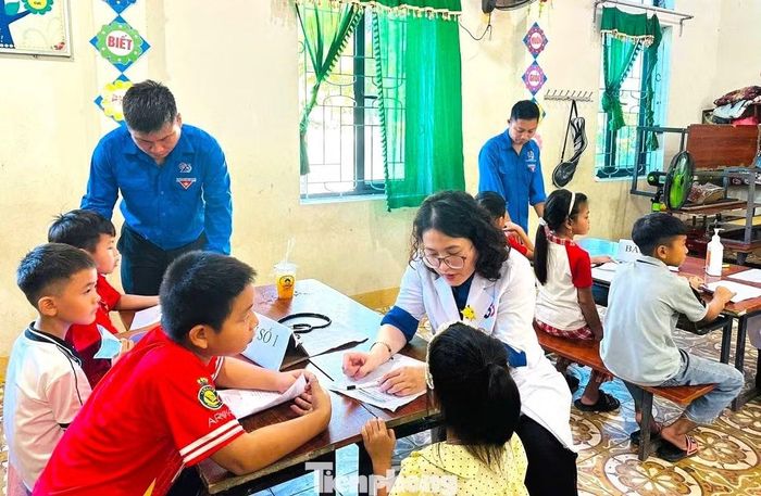 Anh Nguyễn Hồ Mạnh - Bí thư Đoàn thanh niên UBND tỉnh Nghệ An, việc khám sức khỏe cho học sinh không chỉ hướng tới phát hiện sớm các vấn đề thường gặp ở lứa tuổi học đường mà còn cung cấp thêm thông tin để gia đình và nhà trường chủ động theo dõi, chăm sóc sức khỏe cho các em tốt hơn.