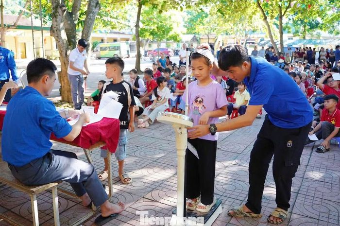 Các em học sinh được hướng dẫn theo từng nhóm, lần lượt thực hiện các nội dung kiểm tra sức khỏe trong quy trình khép kín, thuận tiện và khoa học.