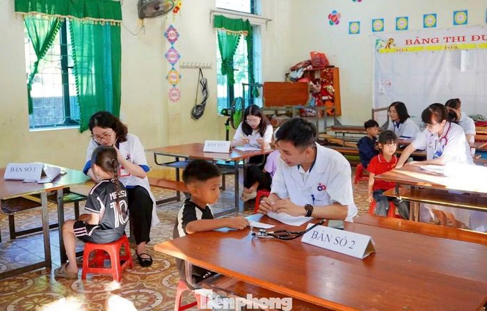 Tại chương trình, các em học sinh được khám, sàng lọc chuyên sâu ở nhiều chuyên khoa như tai - mũi - họng, răng - hàm - mặt, mắt; kiểm tra các bất thường về chân, tay, cột sống và sàng lọc dị tật tim bẩm sinh.