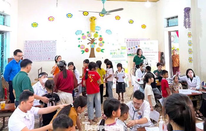 Sau khi hoàn thành các nội dung khám, từng học sinh được bác sĩ tổng hợp kết quả, tư vấn cách chăm sóc, theo dõi sức khỏe và hướng dẫn gia đình đưa các em đến cơ sở y tế chuyên khoa khi cần thiết. Một số trường hợp được cấp thuốc theo chỉ định, góp phần giúp các em yên tâm học tập và sinh hoạt.