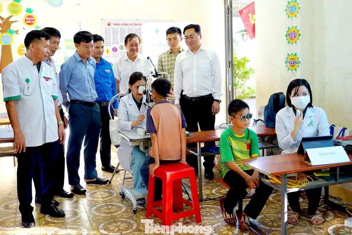 Ngay từ sáng sớm, các y, bác sĩ, điều dưỡng, kỹ thuật viên cùng đoàn viên, thanh niên tình nguyện đã có mặt tại điểm trường, chuẩn bị trang thiết bị và bố trí các khu vực khám.