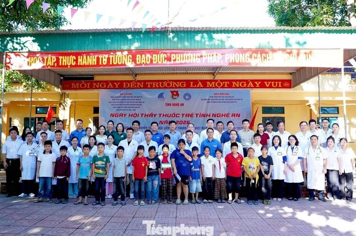 Không chỉ chăm sóc sức khỏe, chương trình còn mang đến sự sẻ chia thiết thực với học sinh có hoàn cảnh khó khăn. Ban Tổ chức đã trao 30 suất quà an sinh xã hội, mỗi suất trị giá 500.000 đồng cho 30 em học sinh. Các cơ quan, doanh nghiệp và nhà hảo tâm cũng đồng hành hỗ trợ kinh phí, thuốc, dụng cụ, vật tư y tế và nhiều nguồn lực phục vụ chương trình.