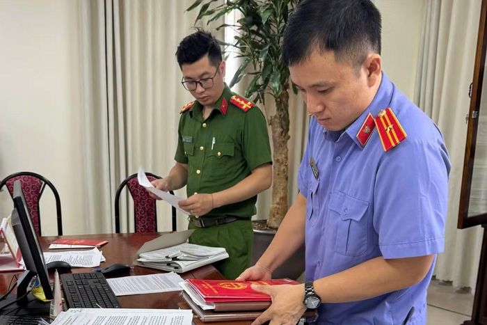 Cơ quan tố tụng thu thập hồ sơ điều tra tại nơi ở và nơi làm việc của các bị can.