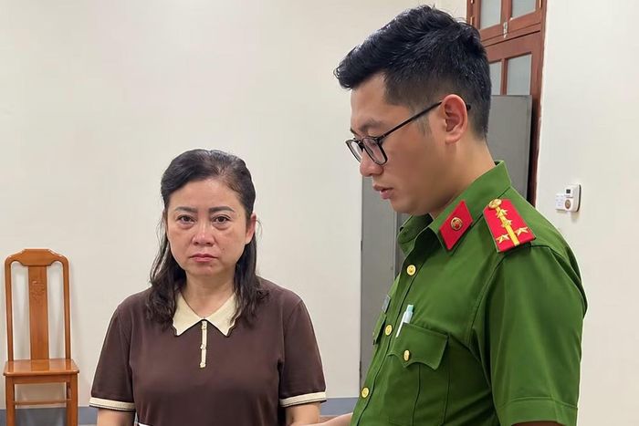 Cơ quan công an đọc lệnh bắt đối với Lộc Thị Hồng.