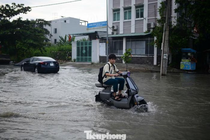 Khu vực trước cổng Trường THCS Phạm Hữu Lầu và Trường Mầm non Phú Mỹ bị ngập sâu vào giờ tan tầm.