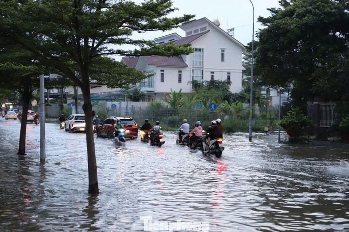 Tại đường số 14, phường Tân Hưng, triều cường dâng cao đúng giờ tan tầm, ảnh hưởng đến quá trình di chuyển của nhiều người.