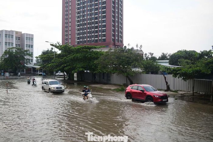 Chiều 28/9, dù TPHCM không có mưa, đoạn giao giữa đường Nguyễn Lương Bằng và Hoàng Quốc Việt (phường Tân Mỹ, TPHCM) vẫn ngập sâu do ảnh hưởng của triều cường.