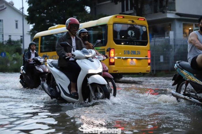 Các xe phải chạy chậm, tránh tạo sóng nước vào người đi đường, đồng thời hạn chế nguy cơ trượt ngã tại đoạn mặt đường có ổ gà.