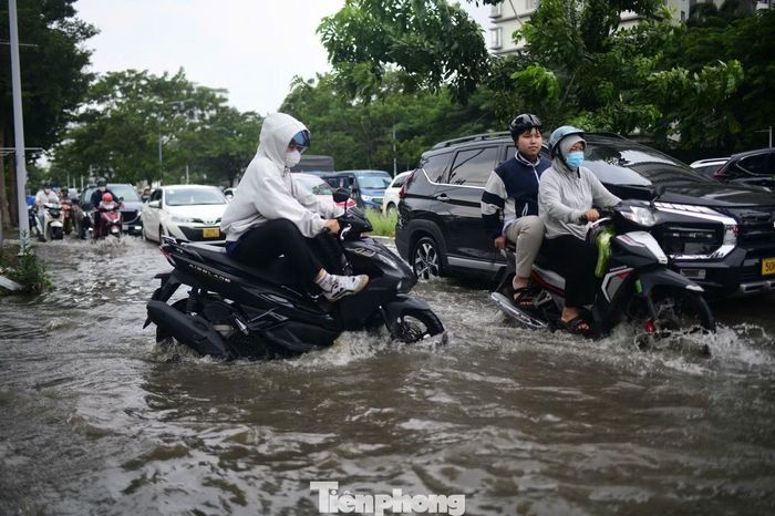 Đường ngập sâu khoảng nửa bánh xe máy, kéo dài chừng 200 m từ khu vực cầu Ông Đội đến đường Hoàng Quốc Việt. Theo người dân, nước bắt đầu dâng từ khoảng 16h và tiếp tục lên cao vào thời điểm cuối giờ chiều.