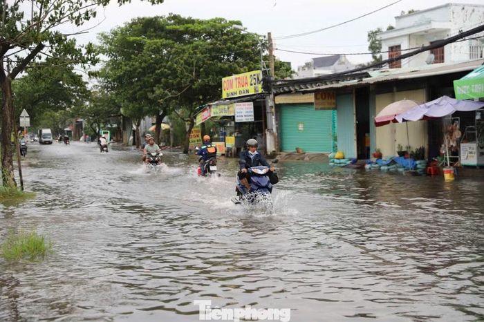 Khu vực đường Nguyễn Bình, xã Hiệp Phước cũng bị triều cường bao phủ. Một số hộ gia đình bị nước tràn vào nhà, phải dùng bao cát để đắp đê ngăn nước.