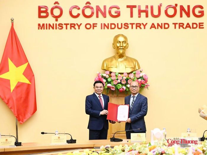 Bộ trưởng Bộ Công Thương Lê Mạnh Hùng trao quyết định của Thủ tướng bổ nhiệm Thứ trưởng Lương Hoàng Thái. Ảnh: Tạp chí Công Thương