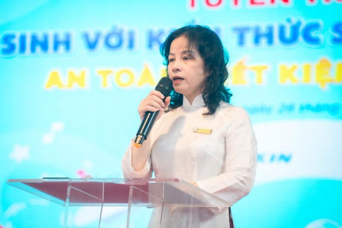 Cô Trần Thị Hương - Bí thư Đảng bộ, Hiệu trưởng Trường Tiểu học Vạn Bảo.