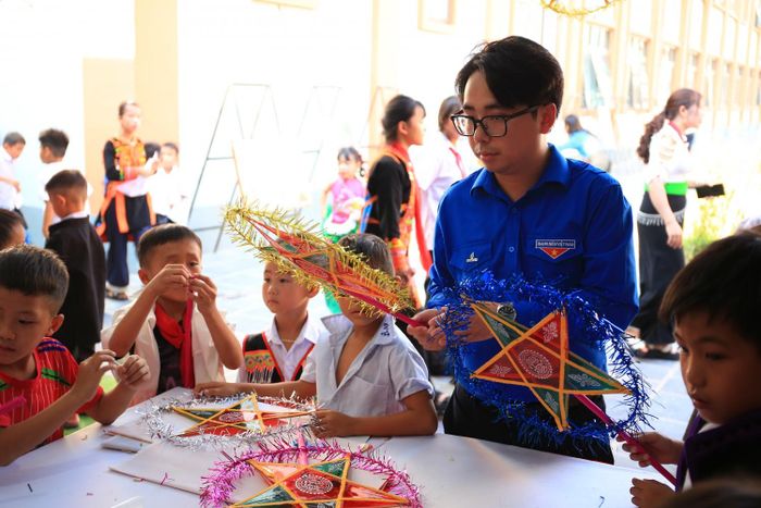 Bí thư Đoàn Thanh niên PETROVIETNAM Phạm Đăng An cùng các em học sinh trải nghiệm làm lồng đèn Trung Thu.