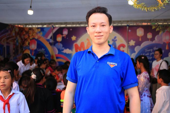 Bí thư Đoàn Thanh niên VNPOLY Bùi Mạnh Hùng hào hứng tham gia chương trình "Thắp sáng niềm tin - Nâng bước em tới trường" tại trường PETROVIETNAM - Phong Thổ.