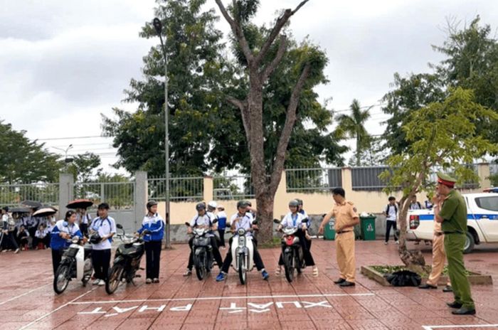 Công an xã M’Drắk, Phòng Cảnh sát giao thông hướng dẫn kỹ năng lái xe cho học sinh