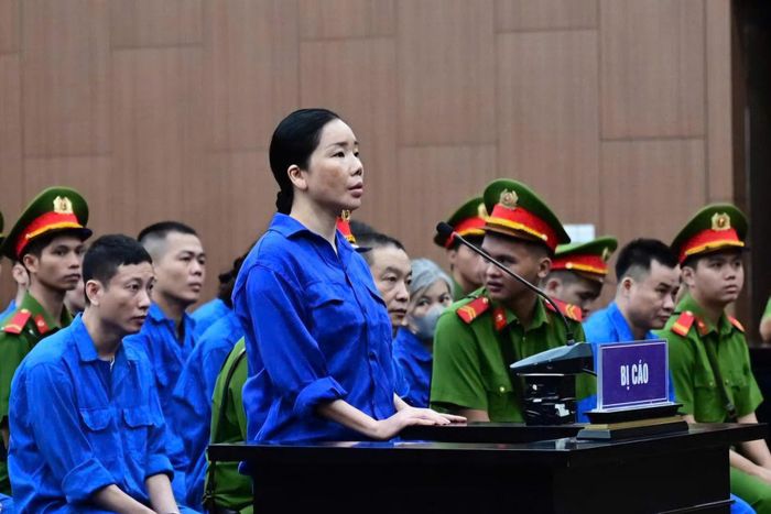Bị cáo Nguyễn Thị Mai Anh trong phần kiểm tra căn cước.