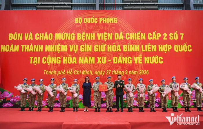 Thượng tướng Nguyễn Trường Thắng, Thứ trưởng Bộ Quốc phòng cùng bà Katherine Louise Grimmond, Tổng Lãnh sự Australia tại TPHCM tặng hoa và quà cho BVDC2.7