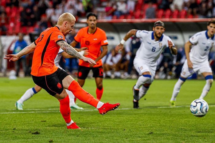 Tuy nhiên, Hà Lan có bàn mở tỷ số trên chấm penalty