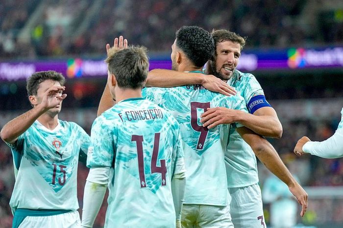 Thủ thành Nyland mắc sai lầm tạo điều kiện cho Goncalo Ramos bấm bóng qua đầu nâng tỷ số lên 2-1