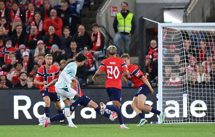 Tuy nhiên, đội khách mở tỷ số trước từ cú đặt lòng ngoài tuyến hai của Joao Felix