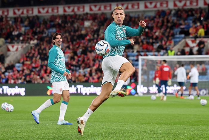 Ronaldo khởi động trước trận khi không có tên trong đội hình xuất phát
