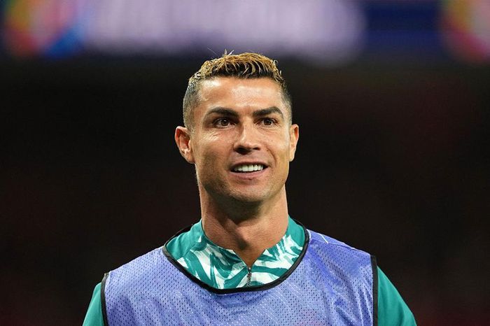 Ronaldo khởi động ngoài đường biên nhưng không được tung vào sân