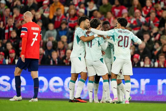 Đồng đội chia vui với Joao Felix