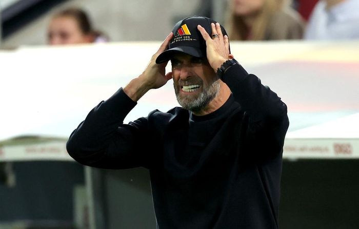 Jurgen Klopp bất lực ngoài đường biên