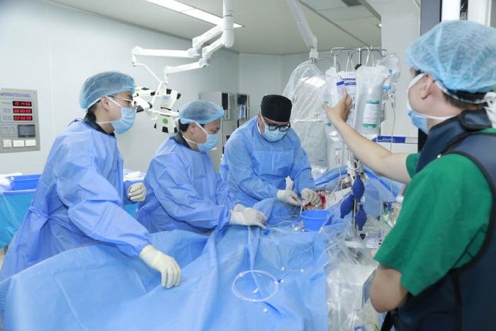 Ê-kíp can thiệp cho bệnh nhân. Ảnh: BVCC.