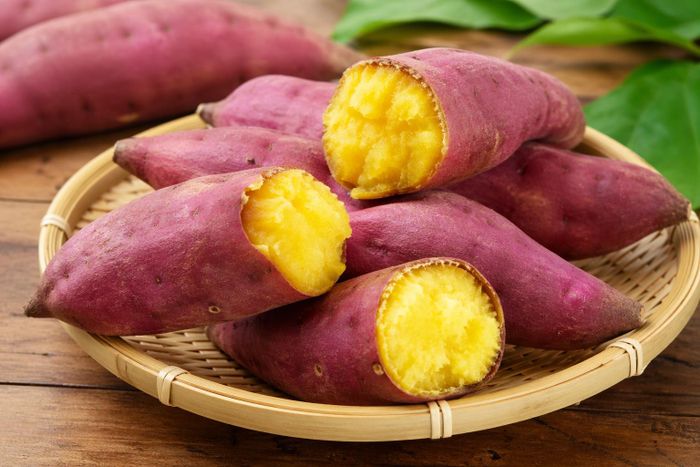 Khoai lang được nhiều người lựa chọn ăn thay thế cơm. Ảnh: AI