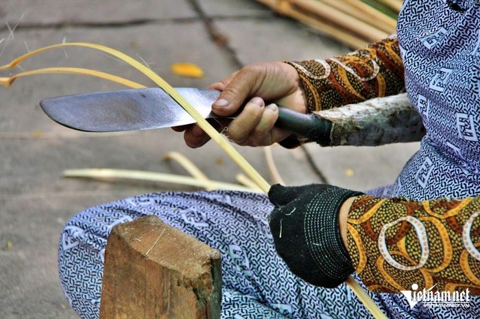 Trong đó, lách nan là một trong những công đoạn khó, yêu cầu người thợ phải có kinh nghiệm, kỹ thuật