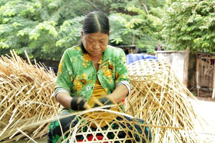 Sau một thời gian nghỉ, bà Lan quay lại làm nghề để vơi nỗi nhớ nghề và có thêm thu nhập