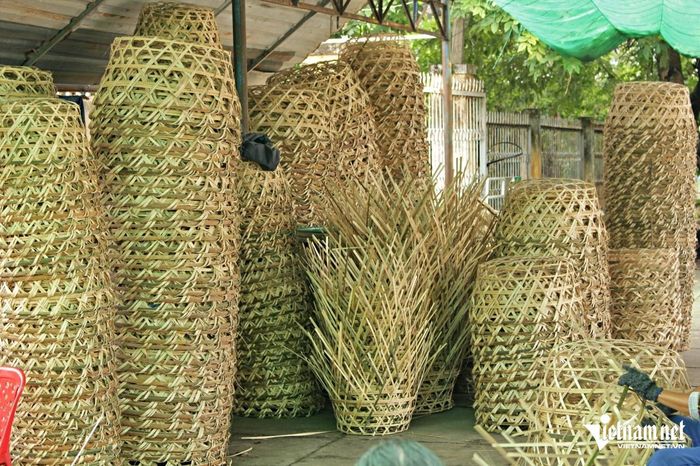Để hình thành chiếc giỏ trạc đúng chuẩn, người đan phải trải qua 7 công đoạn chính
