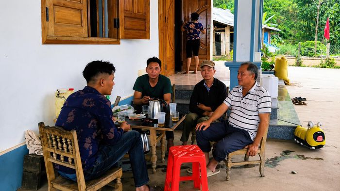 Dù không còn đảm nhận chức trưởng thôn sau sắp xếp, anh Đặng Văn Phương (áo trắng) vẫn thường xuyên trao đổi, lắng nghe ý kiến của người dân.