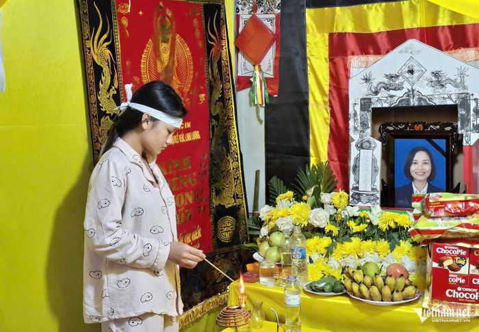 Chiếc bánh sinh nhật em Hương chuẩn bị không thể trao tận tay cho mẹ. Ảnh: Trần Tuyên