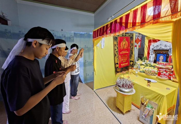 Trước di ảnh người vợ, ông Đạo mong các con khoẻ mạnh, chăm chỉ học hành. Ảnh: Trần Tuyên