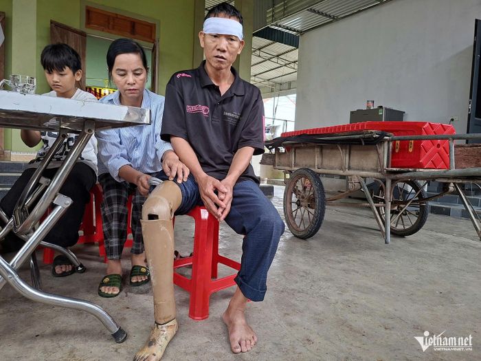 Ông Đạo mất một chân sau tai nạn nổ mìn khai thác đá. Ảnh: Trần Tuyên