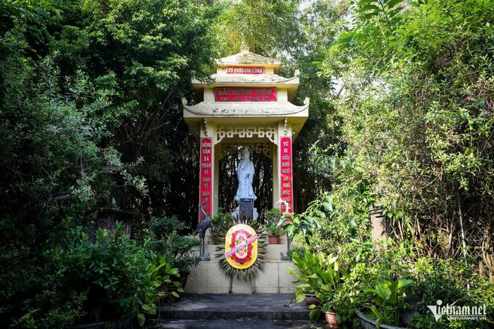 Đài tưởng niệm liệt sĩ, cũng là nơi tưởng nhớ các nhà sư đã hy sinh, trong khuôn viên chùa Cổ Lễ.