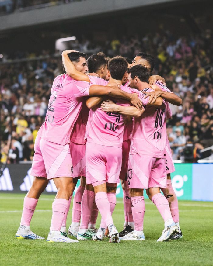 Niềm vui của Messi và các đồng đội với tuyệt phẩm sút phạt - Ảnh: IM