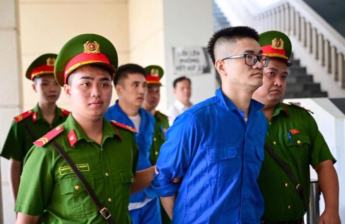 Bị cáo trong vụ án được dẫn giải vào phòng xử. Ảnh: CTV